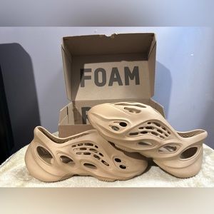 Yeezy Foam Clay Taupe SiZe 9